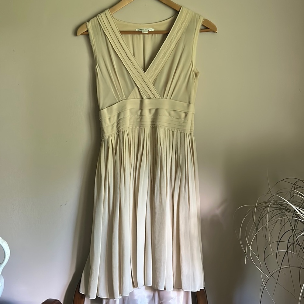 Absolutely gorgous Banana Republic tan chiffon dress🤍